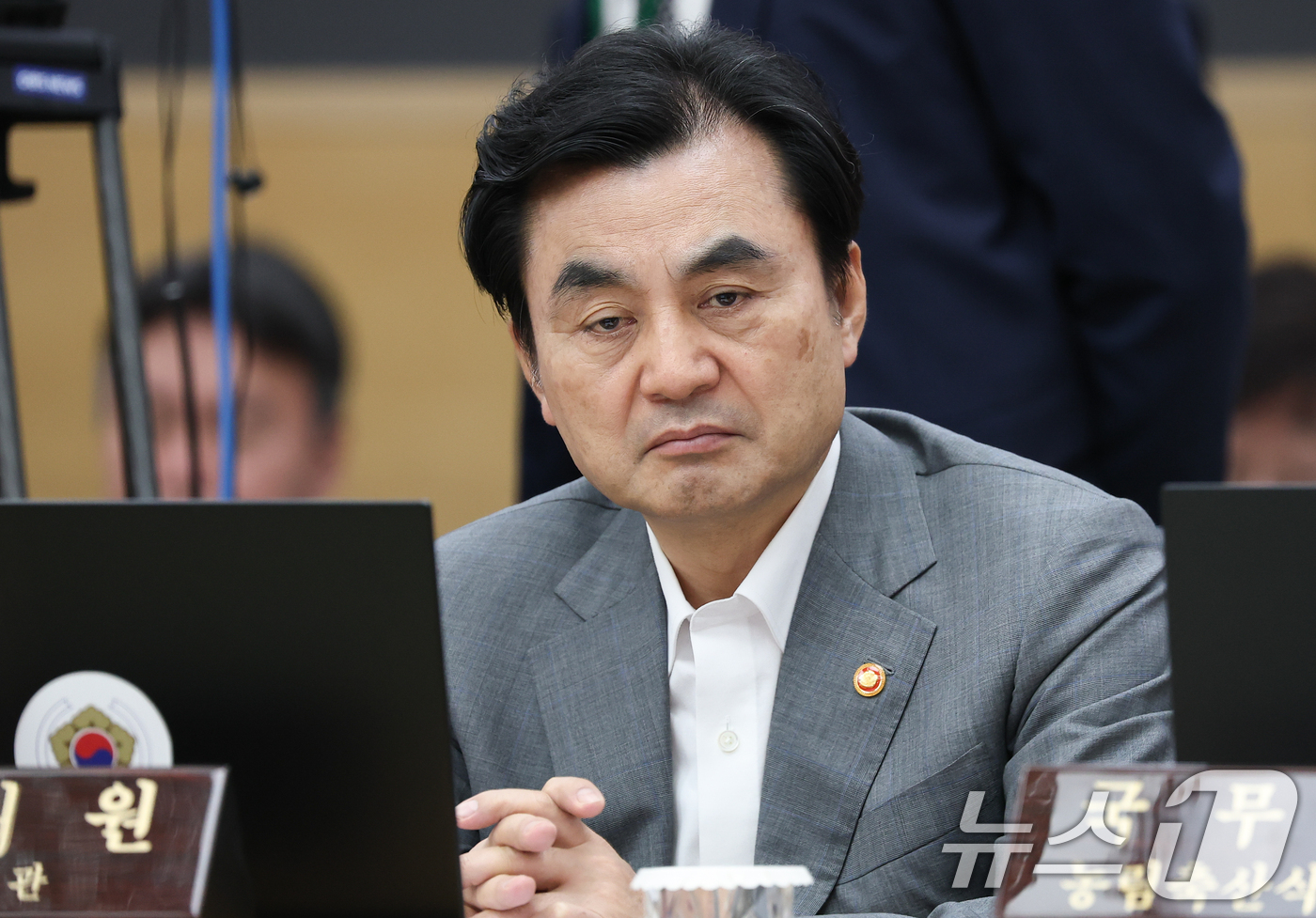 (세종=뉴스1) 허경 기자 = 안규백 국방부 장관이 11일 정부세종청사에서 열린 국무회의에 참석해 영상자료를 시청하고 있다. (청와대통신사진기자단) 2026.8.11/뉴스1