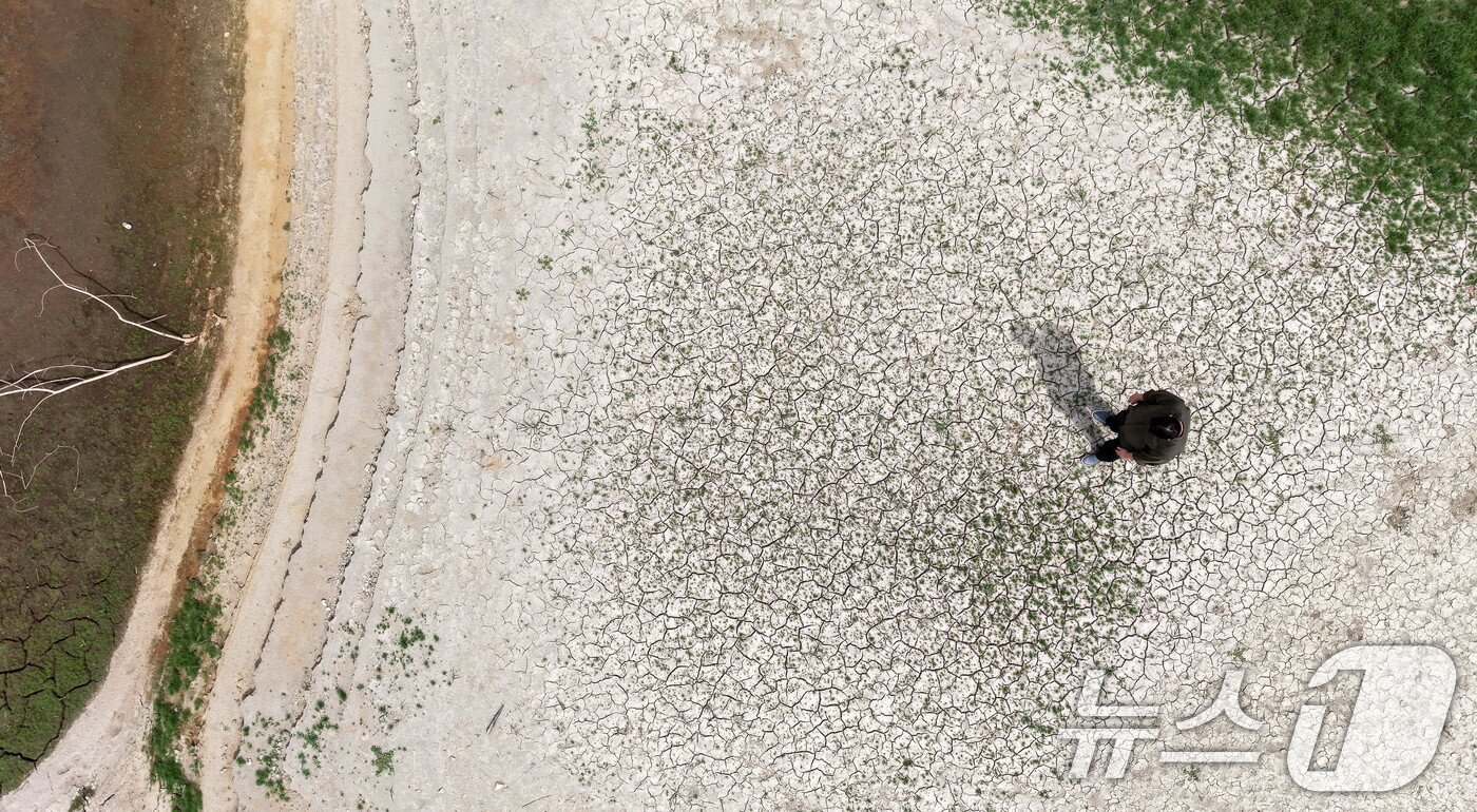 본문 이미지 - 경남 밀양에 폭염·가뭄이 장기화되고 있는 11일 밀양시 초동면 봉황리 와지저수지 바닥이 메마른 채 갈라져 있다. 2026.8.11 ⓒ 뉴스1 윤일지 기자