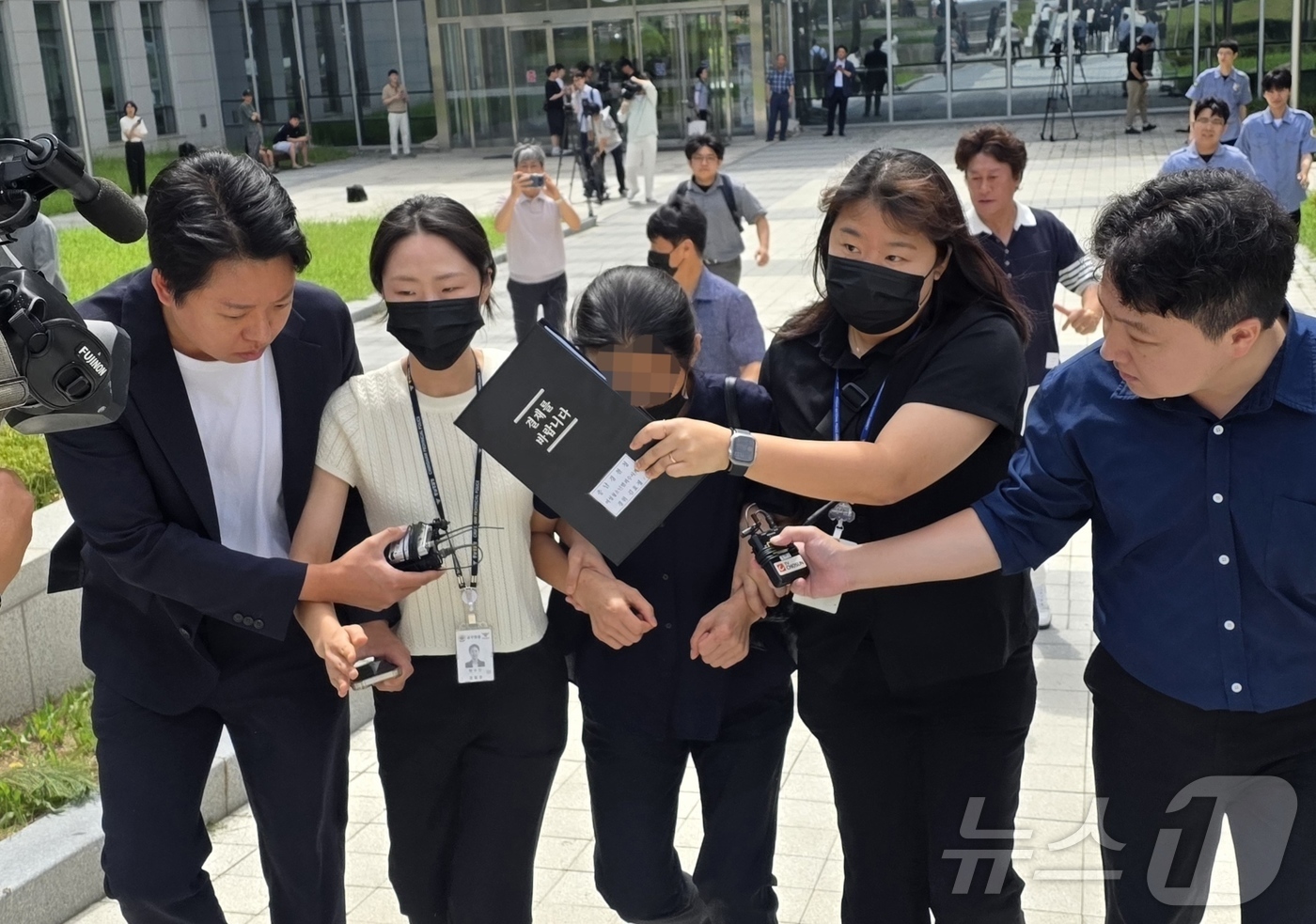 (천안=뉴스1) 이시우 기자 = 11일 자신의 외손자를 학대해 숨지게 한 혐의를 받고 있는 외할머니 A씨가 천안시 대전지법 천안지원에서 구속영장 실질심사를 마치고 나서고 있다. 2 …