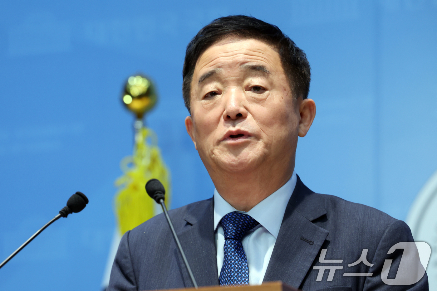 (서울=뉴스1) 황기선 기자 = 강득구 더불어민주당 최고위원이 11일 오전 서울 여의도 국회에서 현안관련 기자회견을 하고 있다.이날 강 최고위원은 정청래 전 대표의 김관영 전북도지 …