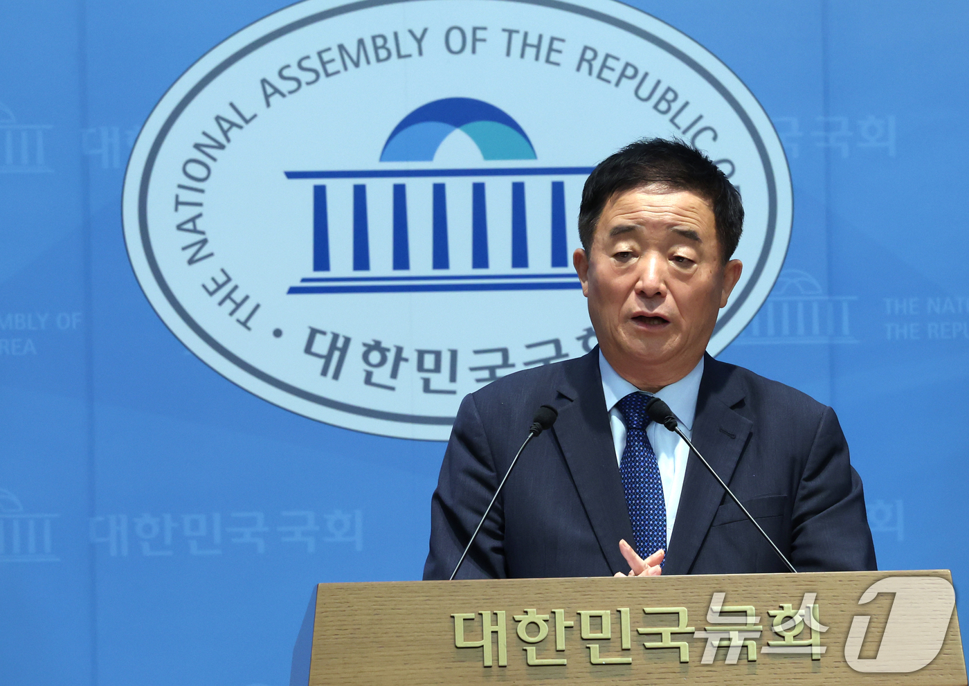 (서울=뉴스1) 황기선 기자 = 강득구 더불어민주당 최고위원이 11일 오전 서울 여의도 국회에서 현안관련 기자회견을 하고 있다.이날 강 최고위원은 정청래 전 대표의 김관영 전북도지 …