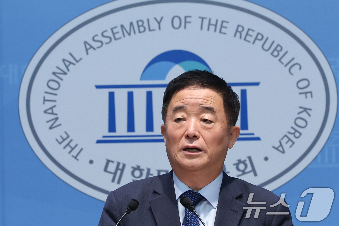 (서울=뉴스1) 황기선 기자 = 강득구 더불어민주당 최고위원이 11일 오전 서울 여의도 국회에서 현안관련 기자회견을 하고 있다.이날 강 최고위원은 정청래 전 대표의 김관영 전북도지 …