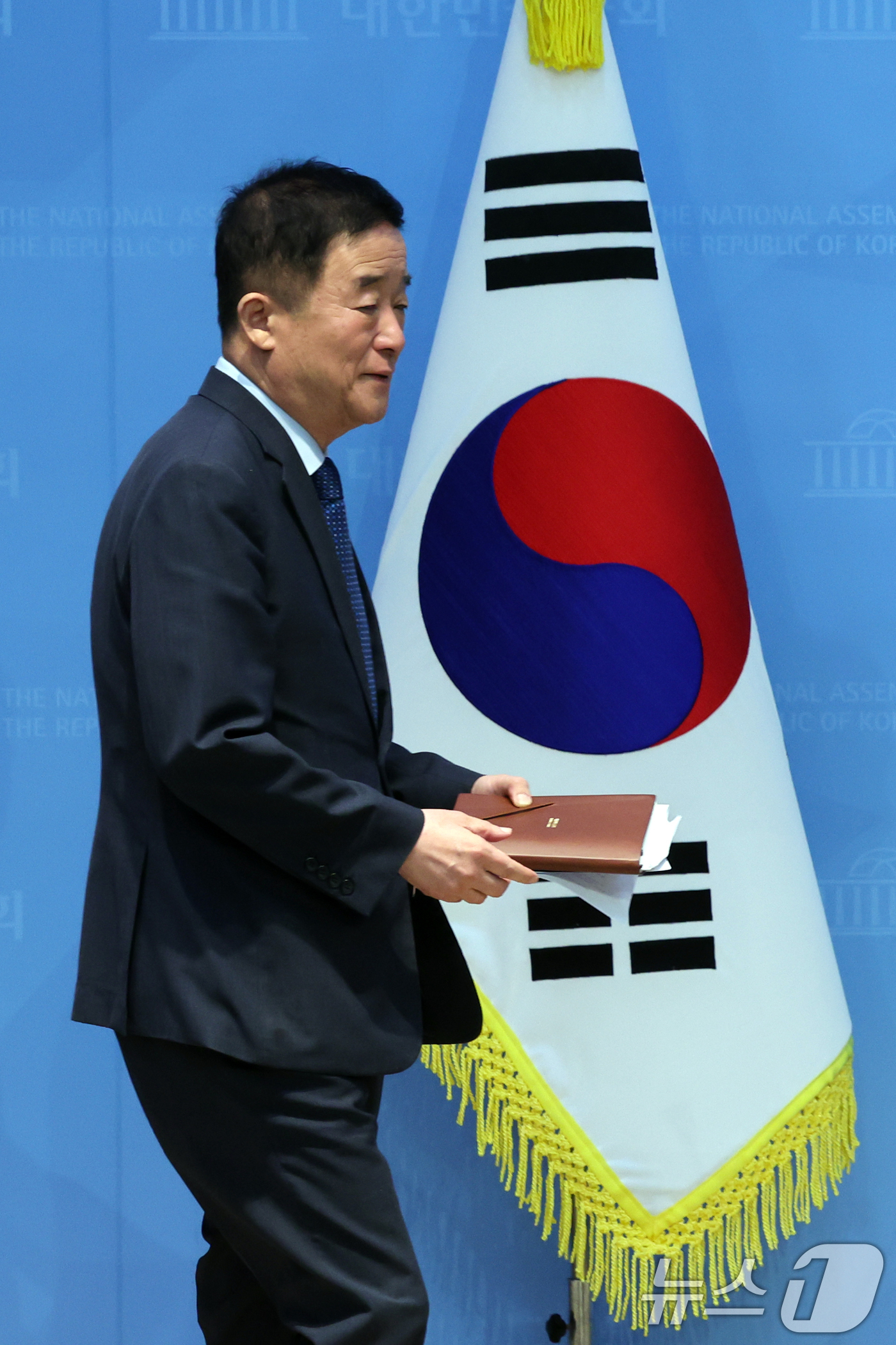 (서울=뉴스1) 황기선 기자 = 강득구 더불어민주당 최고위원이 11일 오전 서울 여의도 국회에서 현안관련 기자회견을 위해 발걸음을 옮기고 있다.이날 강 최고위원은 정청래 전 대표의 …