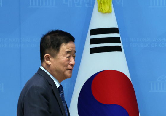 기자회견 위해 이동하는 강득구 최고위원