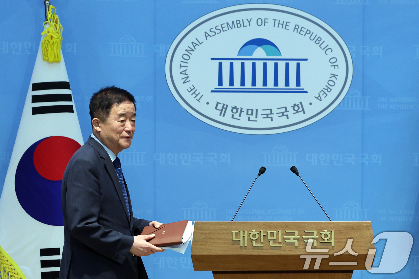 (서울=뉴스1) 황기선 기자 = 강득구 더불어민주당 최고위원이 11일 오전 서울 여의도 국회에서 현안관련 기자회견을 위해 발걸음을 옮기고 있다.이날 강 최고위원은 정청래 전 대표의 …