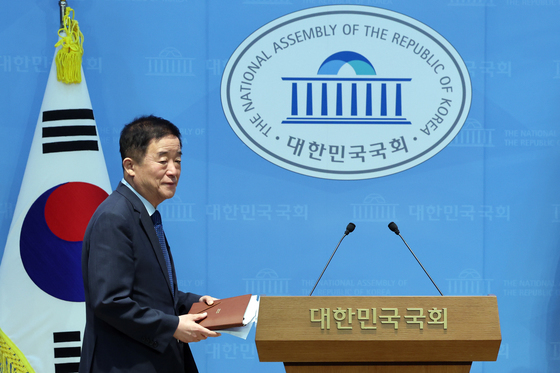 기자회견 위해 이동하는 강득구 최고위원