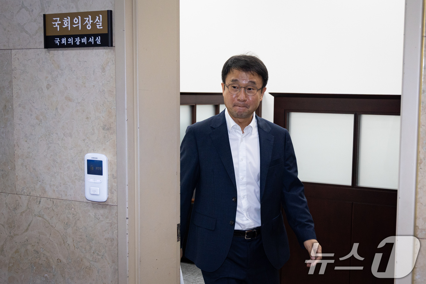 (서울=뉴스1) 유승관 기자 = 한병도 더불어민주당 당대표 직무대행 겸 원내대표가 11일 서울 여의도 국회에서 조정식 국회의장을 찾아 민생법안 처리를 위한 13일 본회의 개최를 요 …