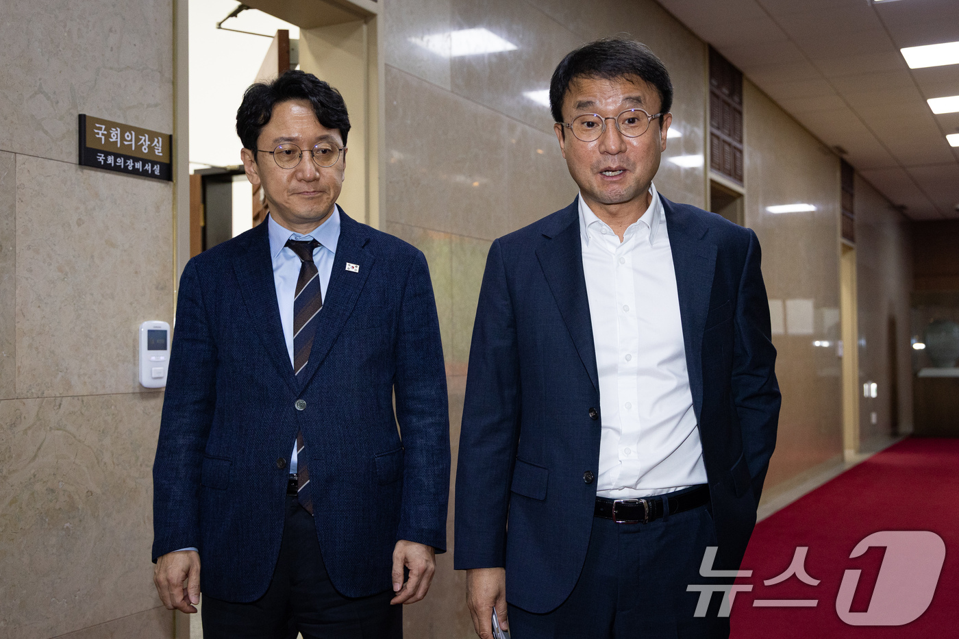 (서울=뉴스1) 유승관 기자 = 한병도 더불어민주당 당대표 직무대행 겸 원내대표와 천준호 원내운영수석부대표가 11일 서울 여의도 국회에서 조정식 국회의장을 찾아 민생법안 처리를 위 …