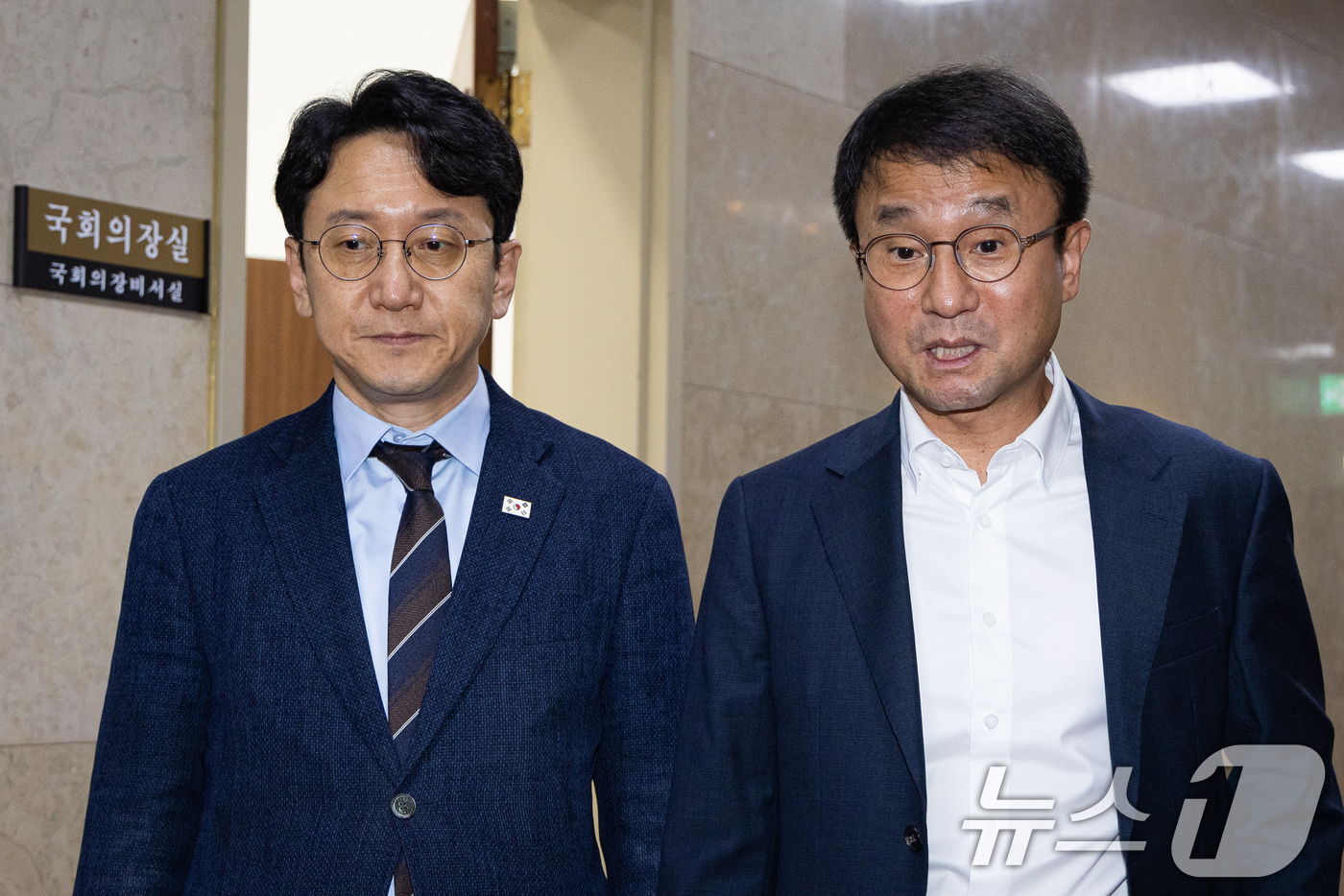 (서울=뉴스1) 유승관 기자 = 한병도 더불어민주당 당대표 직무대행 겸 원내대표와 천준호 원내운영수석부대표가 11일 서울 여의도 국회에서 조정식 국회의장을 찾아 민생법안 처리를 위 …