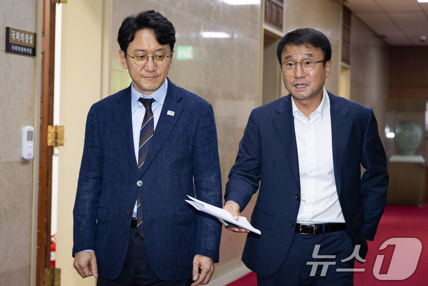 (서울=뉴스1) 유승관 기자 = 한병도 더불어민주당 당대표 직무대행 겸 원내대표와 천준호 원내운영수석부대표가 11일 서울 여의도 국회에서 조정식 국회의장을 찾아 민생법안 처리를 위 …