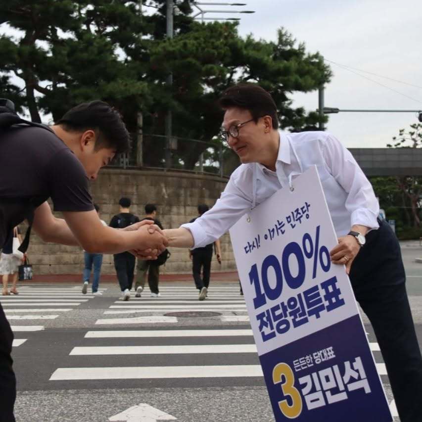 본문 이미지 - 김민석 더불어민주당 당대표 후보가 현대차 전주공장을 찾아 출근인사하는 모습.(김민석 SNS. 재배포 및 DB 금지) 2026.8.11 ⓒ 뉴스1