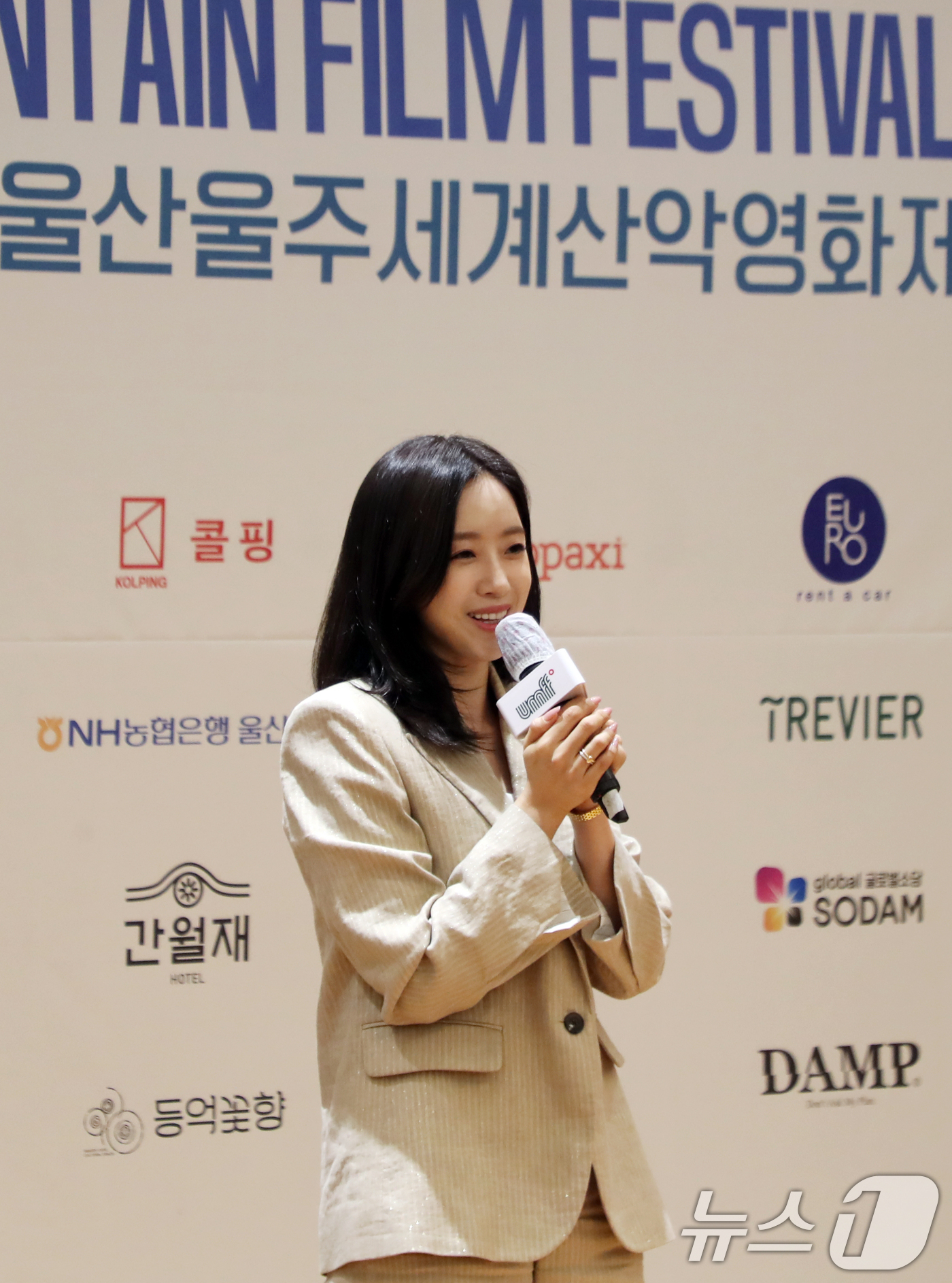(울산=뉴스1) 조민주 기자 = 배우 함은정이 11일 울산시청 시민홀에서 열린 제11회 울산울주세계산악영화제 기자회견에 참석해 홍보대사로 위촉된 소감을 밝히고 있다. 2026.8. …