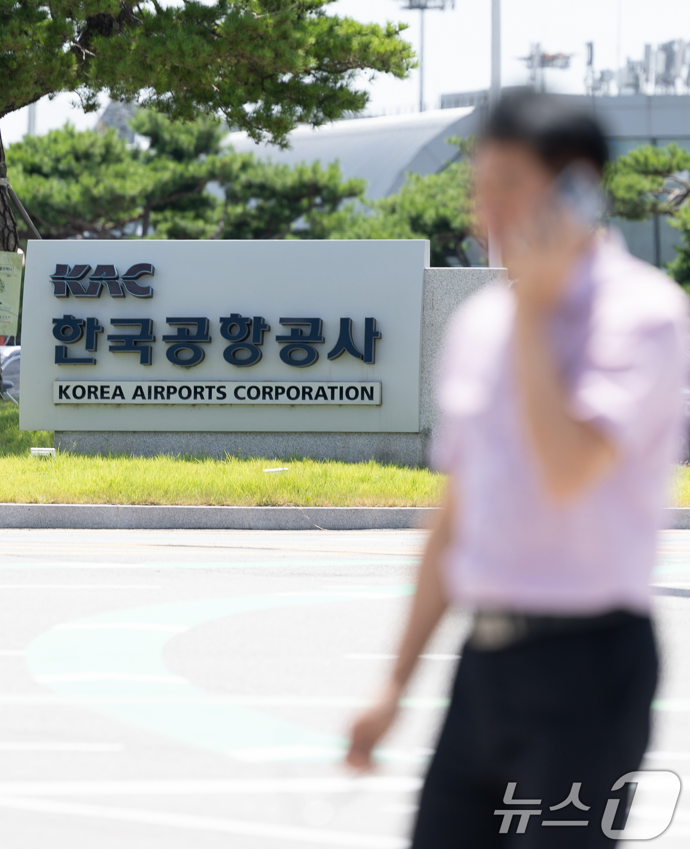(서울=뉴스1) 안은나 기자 = 11일 서울 강서구 한국공항공사 앞을 시민이 지나고 있다.경찰청 국가수사본부 12·29 여객기 참사 특별수사단은 이날 공사와 국토교통부, 부산지방항 …