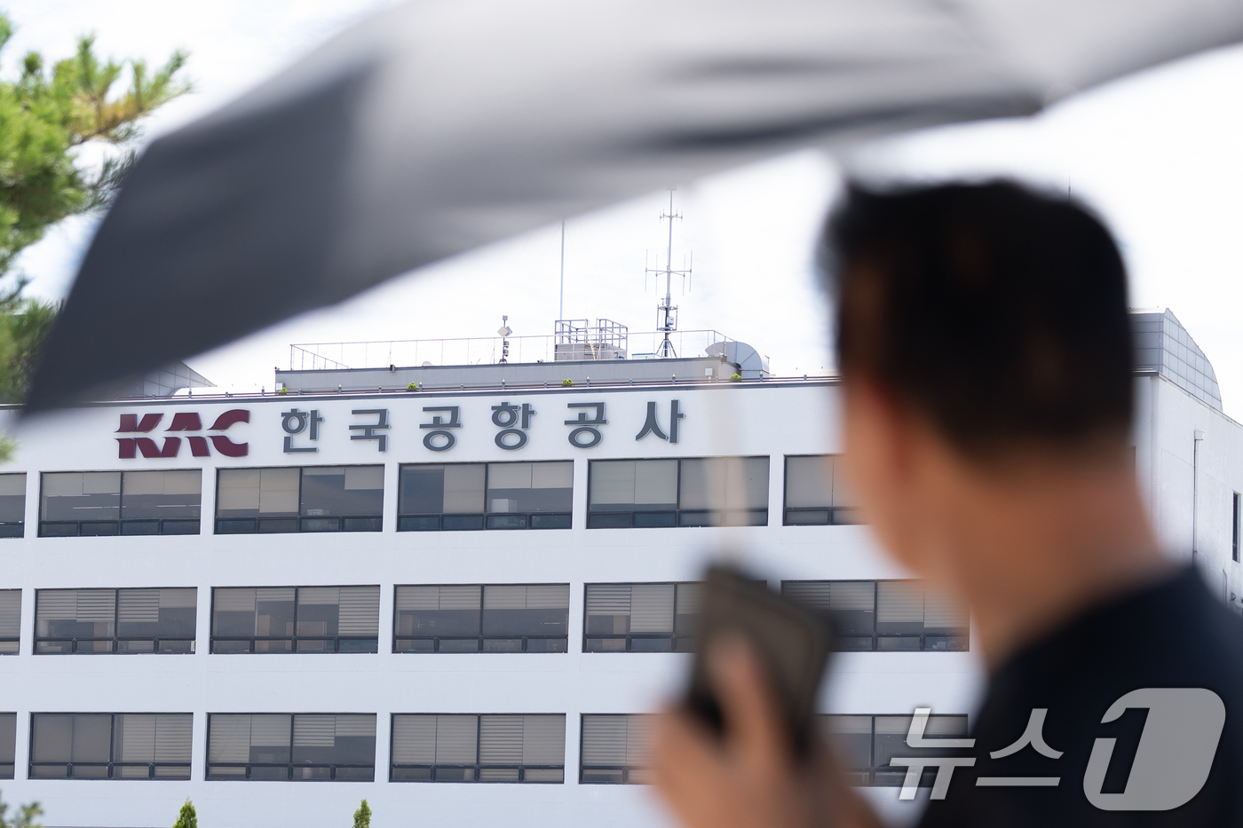 (서울=뉴스1) 안은나 기자 = 11일 서울 강서구 한국공항공사 앞을 시민이 지나고 있다.경찰청 국가수사본부 12·29 여객기 참사 특별수사단은 이날 공사와 국토교통부, 부산지방항 …