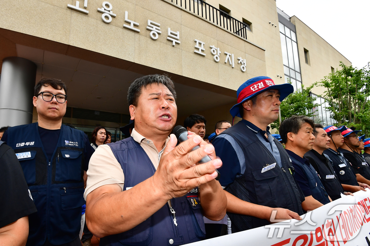 (포항=뉴스1) 최창호 기자 = 송무근 민주노총 포항지부장이 11일 오전 고용노동부 포항지청 앞에서 포항시 남구에 있는 지정폐기물 업체인 N사 '부당해고'를 주장하며 관련 기자회견 …