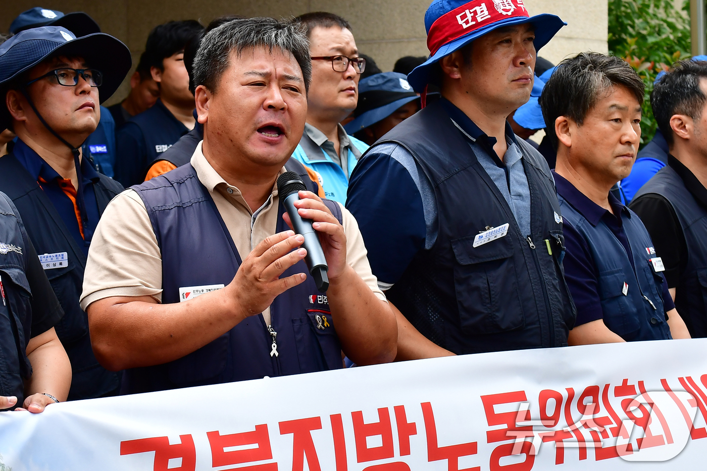 (포항=뉴스1) 최창호 기자 = 송무근 민주노총 포항지부장이 11일 오전 고용노동부 포항지청 앞에서 포항시 남구에 있는 지정폐기물 업체인 N사 '부당해고'를 주장하며 사태와 관련 …