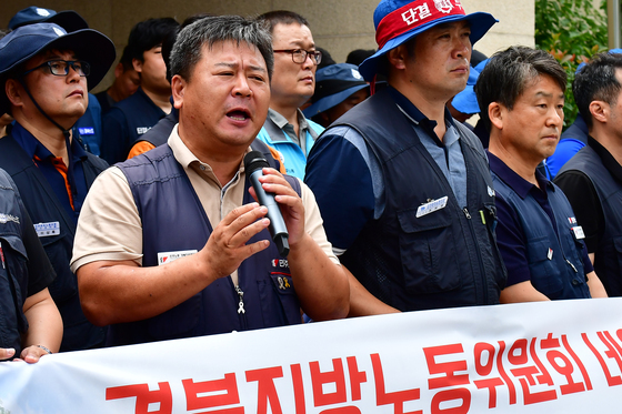 발언하는 송무근 민주노총 포항지부장