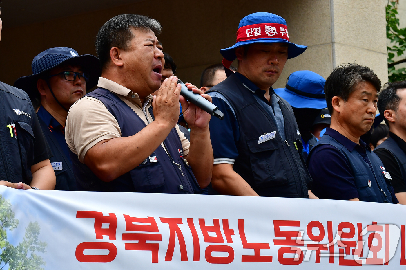 (포항=뉴스1) 최창호 기자 = 송무근 민주노총 포항지부장이 11일 오전 고용노동부 포항지청 앞에서 포항시 남구에 있는 지정폐기물 업체인 N사 '부당해고'를 주장하며 관련 기자회견 …