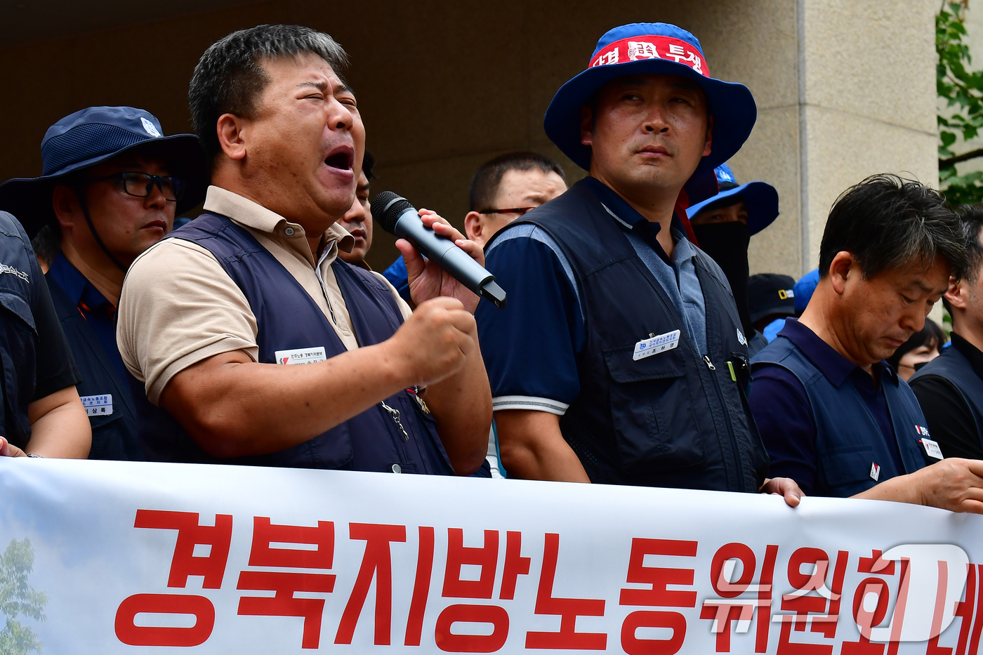 (포항=뉴스1) 최창호 기자 = 송무근 민주노총 포항지부장이 11일 오전 고용노동부 포항지청 앞에서 포항시 남구에 있는 지정폐기물 업체인 N사 '부당해고'를 주장하며 기자회견을 하 …