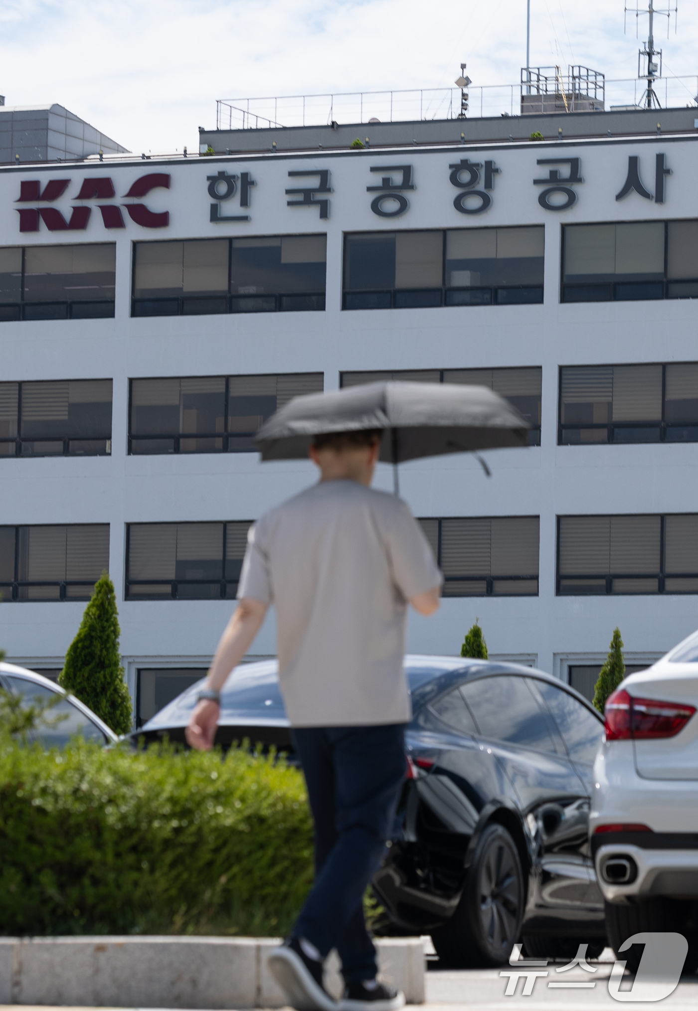 (서울=뉴스1) 안은나 기자 = 11일 서울 강서구 한국공항공사 앞을 시민이 지나고 있다.경찰청 국가수사본부 12·29 여객기 참사 특별수사단은 이날 공사와 국토교통부, 부산지방항 …