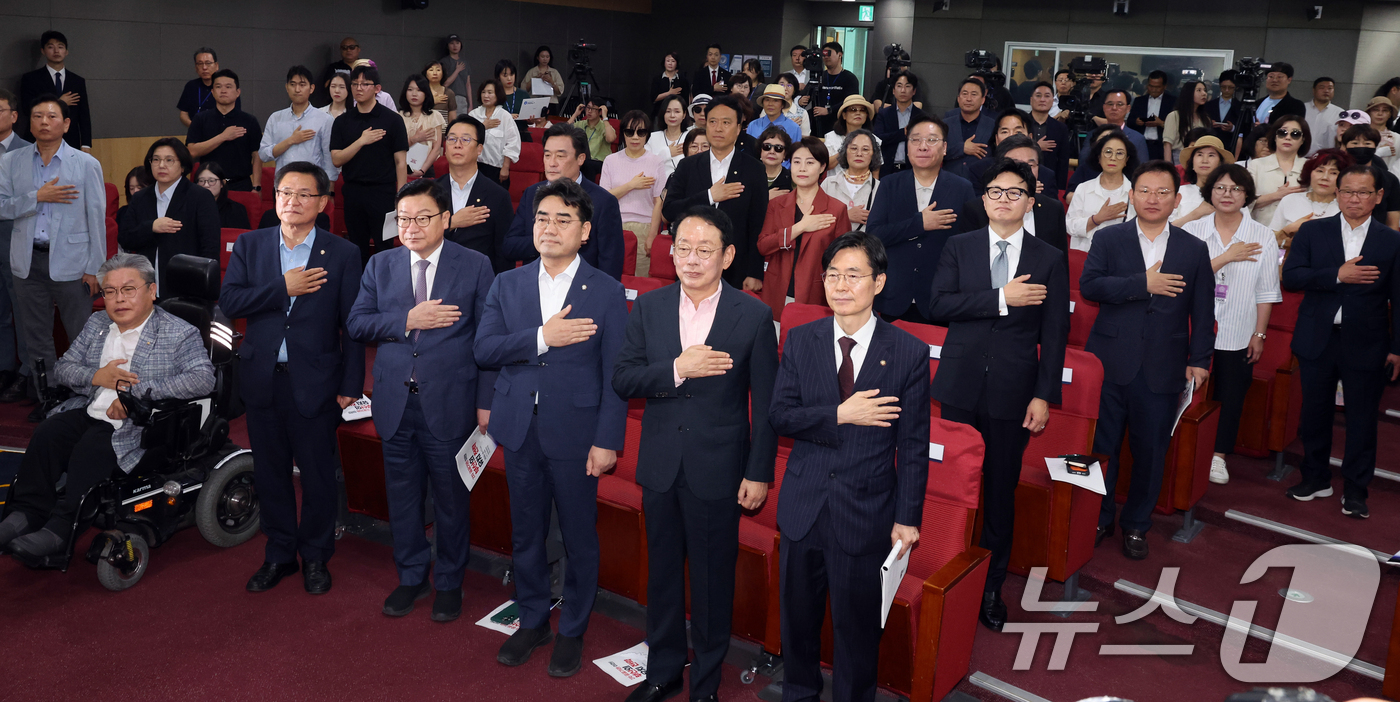 (서울=뉴스1) 황기선 기자 = 국민의힘 정점식 원내대표 및 의원들과 한동훈 무소속 의원이 11일 오후 서울 여의도 국회 의원회관에서 열린 '2차 공공기관 이전, 왜 부산이 답인가 …