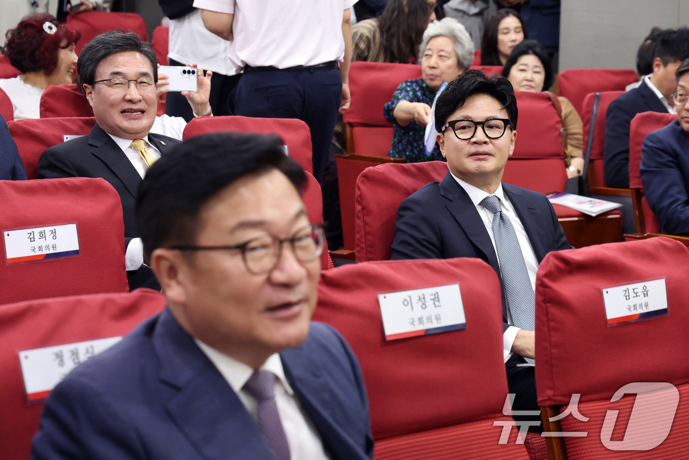 (서울=뉴스1) 황기선 기자 = 한동훈 무소속 의원이 11일 오후 서울 여의도 국회 의원회관에서 열린 '2차 공공기관 이전, 왜 부산이 답인가' 토론회에서 정점식 국민의힘 정점식 …