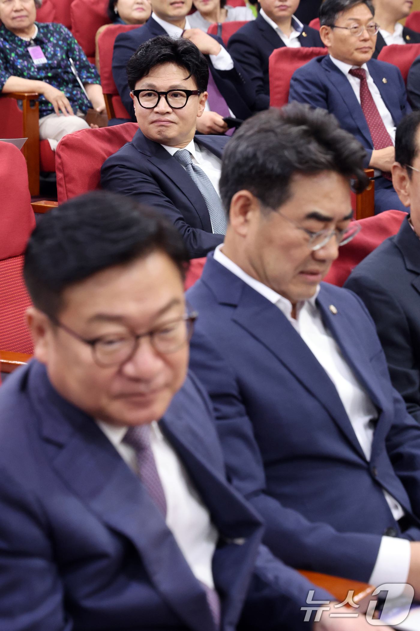 (서울=뉴스1) 황기선 기자 = 국민의힘 정점식 원내대표 및 의원들과 한동훈 무소속 의원이 11일 오후 서울 여의도 국회 의원회관에서 열린 '2차 공공기관 이전, 왜 부산이 답인가 …