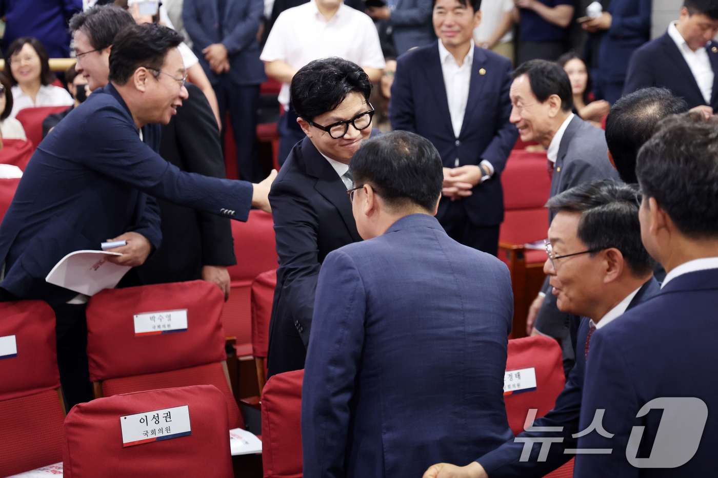 (서울=뉴스1) 황기선 기자 = 국민의힘 정점식 원내대표 및 의원들과 한동훈 무소속 의원이 11일 오후 서울 여의도 국회 의원회관에서 열린 '2차 공공기관 이전, 왜 부산이 답인가 …