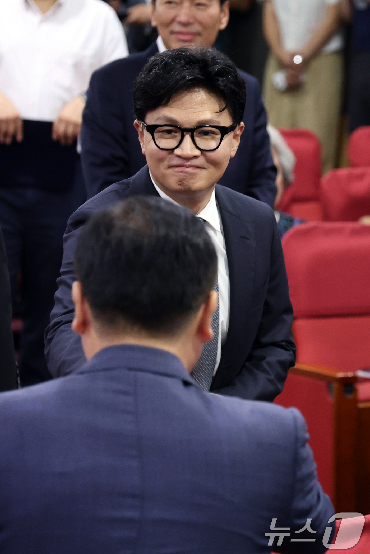 (서울=뉴스1) 황기선 기자 = 한동훈 무소속 의원과 정점식 국민의힘 원내대표가 11일 오후 서울 여의도 국회 의원회관에서 열린 '2차 공공기관 이전, 왜 부산이 답인가' 토론회에 …