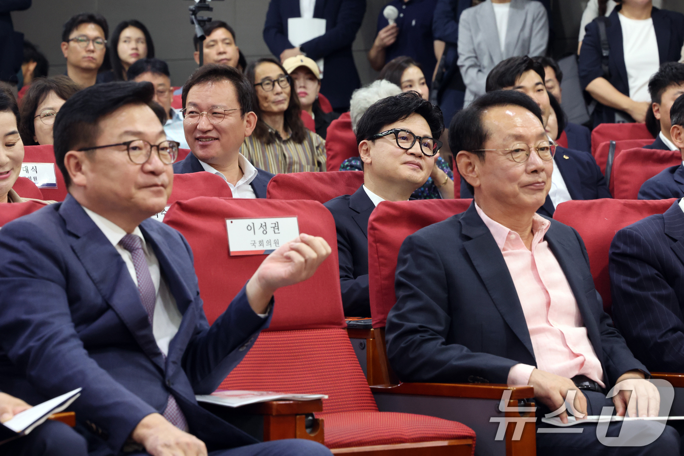 (서울=뉴스1) 황기선 기자 = 국민의힘 정점식 원내대표 및 의원들과 한동훈 무소속 의원이 11일 오후 서울 여의도 국회 의원회관에서 열린 '2차 공공기관 이전, 왜 부산이 답인가 …