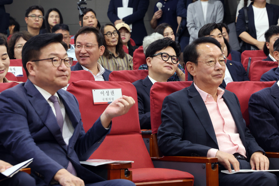 국민의힘 의원들과 함께 자리한 한동훈 의원