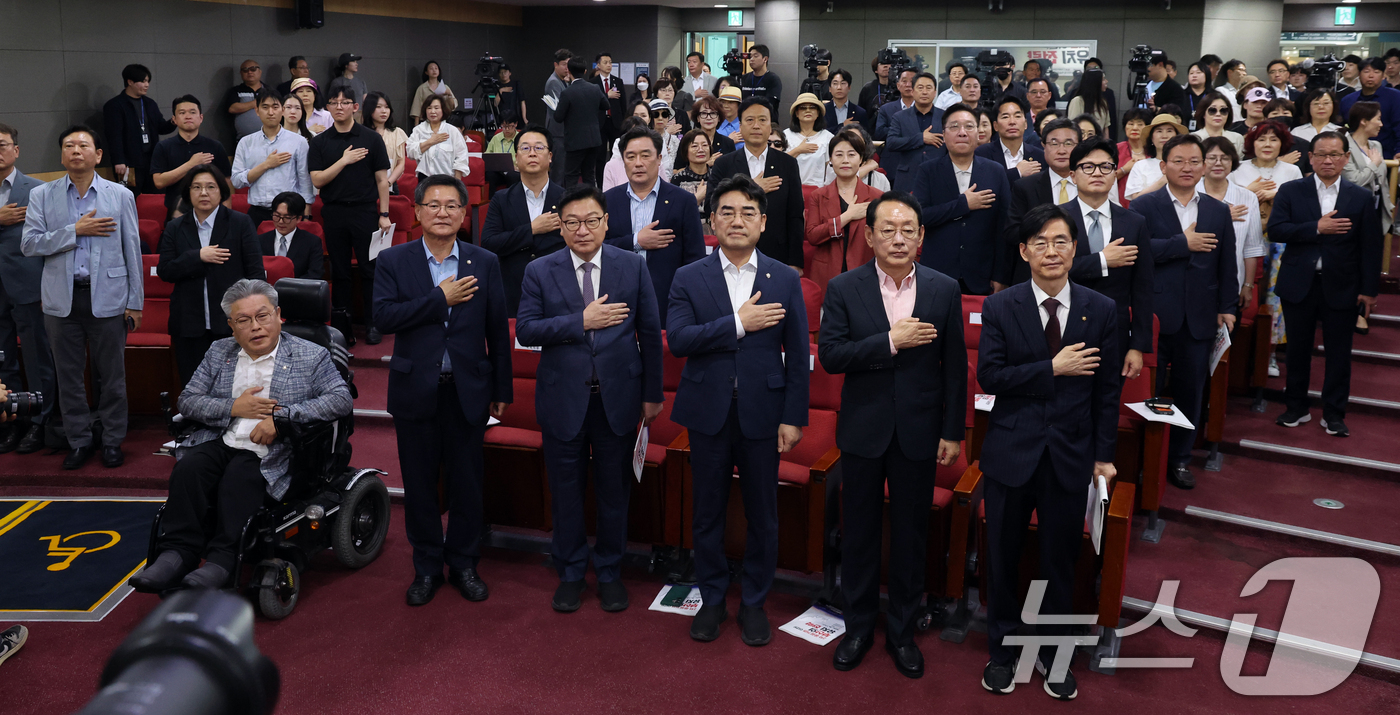 (서울=뉴스1) 황기선 기자 = 국민의힘 정점식 원내대표 및 의원들과 한동훈 무소속 의원이 11일 오후 서울 여의도 국회 의원회관에서 열린 '2차 공공기관 이전, 왜 부산이 답인가 …