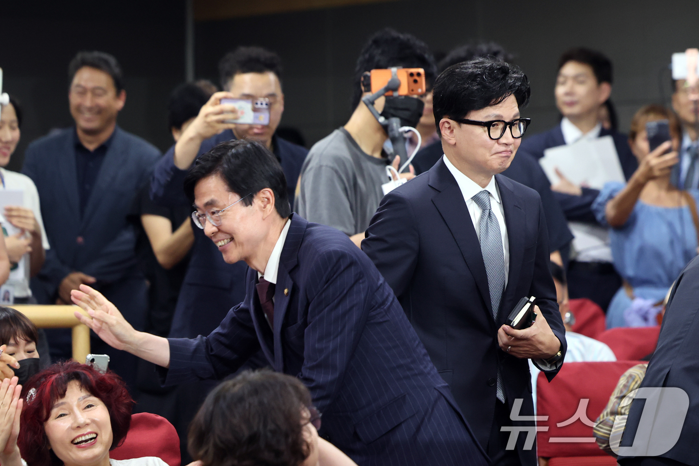 (서울=뉴스1) 황기선 기자 = 조경태 국민의힘 의원과 한동훈 무소속 의원이 11일 오후 서울 여의도 국회 의원회관에서 열린 '2차 공공기관 이전, 왜 부산이 답인가' 토론회에 참 …