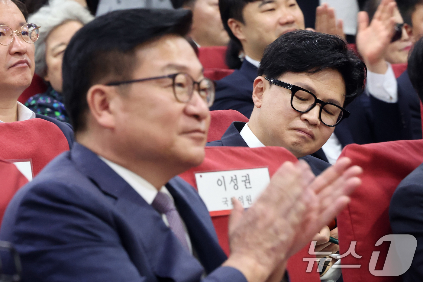 (서울=뉴스1) 황기선 기자 = 정점식 국민의힘 원내대표와 한동훈 무소속 의원이 11일 오후 서울 여의도 국회 의원회관에서 열린 '2차 공공기관 이전, 왜 부산이 답인가' 토론회에 …