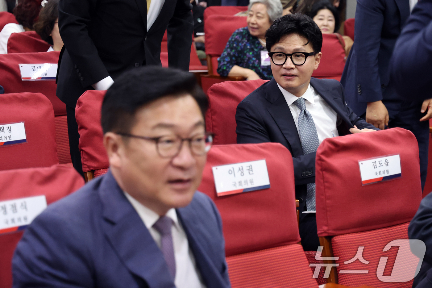(서울=뉴스1) 황기선 기자 = 정점식 국민의힘 원내대표와 한동훈 무소속 의원이 11일 오후 서울 여의도 국회 의원회관에서 열린 '2차 공공기관 이전, 왜 부산이 답인가' 토론회에 …