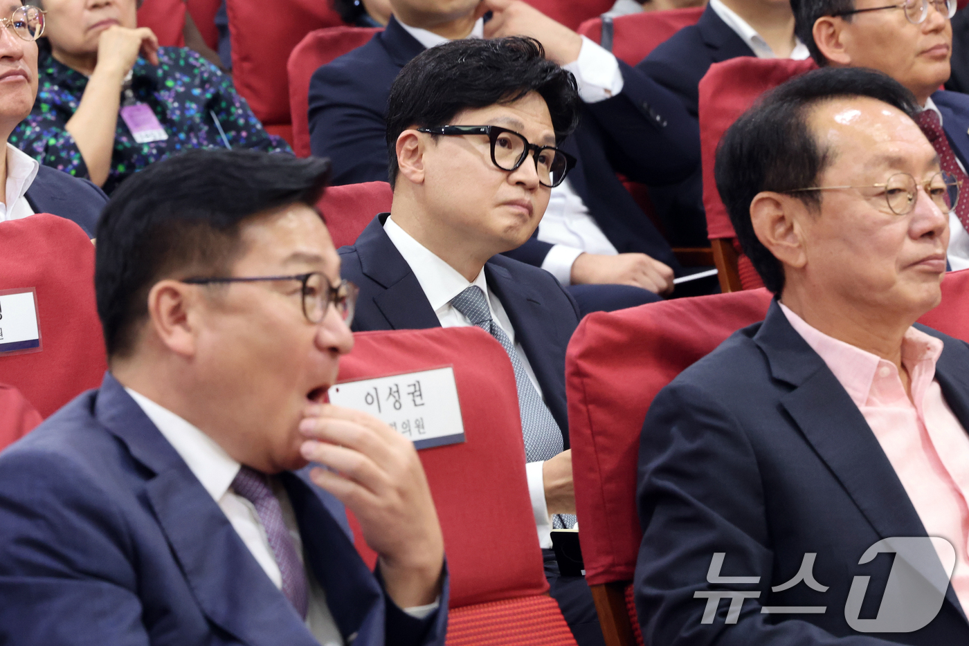 (서울=뉴스1) 황기선 기자 = 국민의힘 정점식 원내대표 및 의원들과 한동훈 무소속 의원이 11일 오후 서울 여의도 국회 의원회관에서 열린 '2차 공공기관 이전, 왜 부산이 답인가 …