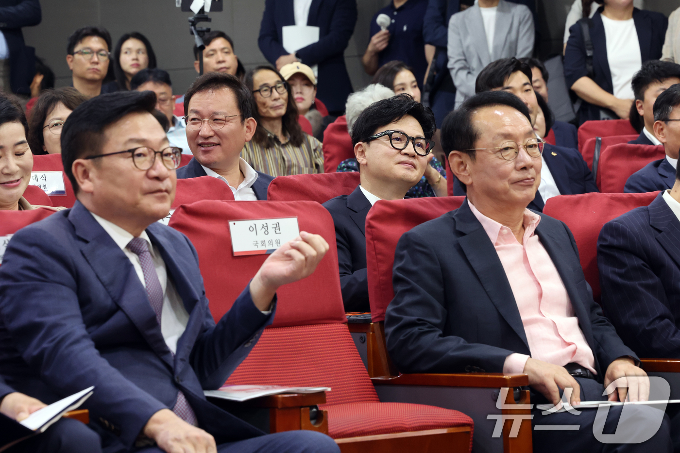 (서울=뉴스1) 황기선 기자 = 국민의힘 정점식 원내대표 및 의원들과 한동훈 무소속 의원이 11일 오후 서울 여의도 국회 의원회관에서 열린 '2차 공공기관 이전, 왜 부산이 답인가 …