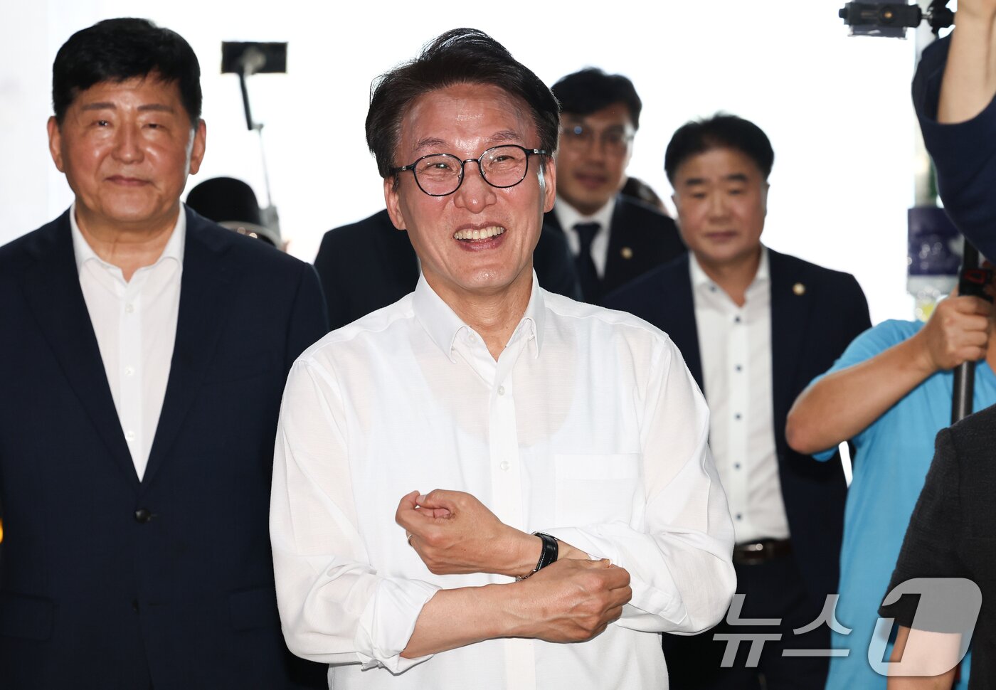 본문 이미지 - 김민석 더불어민주당 당대표 후보가 11일 오후 서울 서울 송파구 가락몰을 찾아 간담회장으로 이동하고 있다. 2026.8.11 ⓒ 뉴스1 최지환 기자
