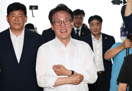 김민석, 농지조사 논란 속 안성行…벼베기하며 '농심 달래기'