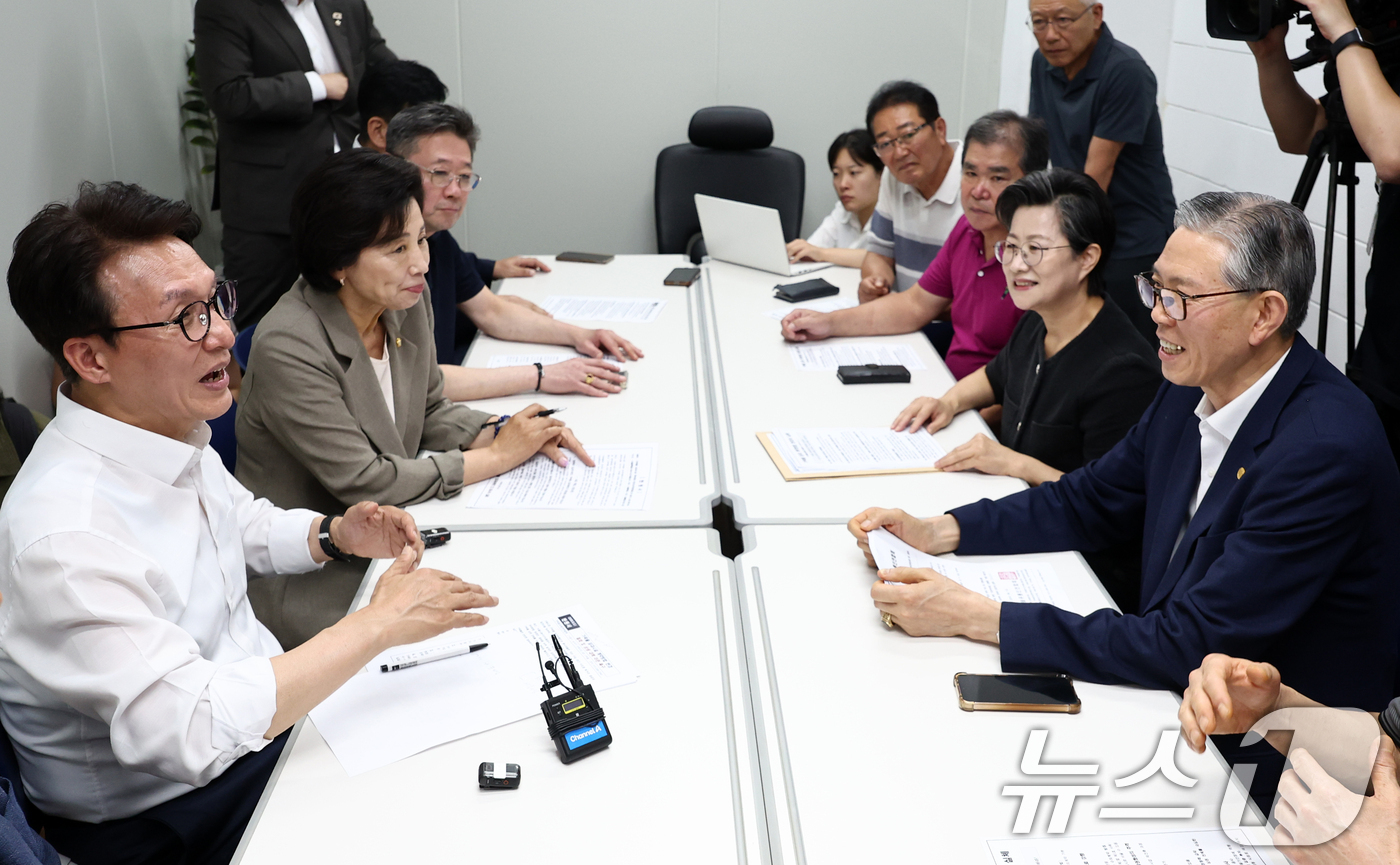 (서울=뉴스1) 최지환 기자 = 김민석 더불어민주당 당대표 후보가 11일 오후 서울 서울 송파구 가락몰을 찾아 상인들과 간담회를 하고 있다. 2026.8.11/뉴스1
