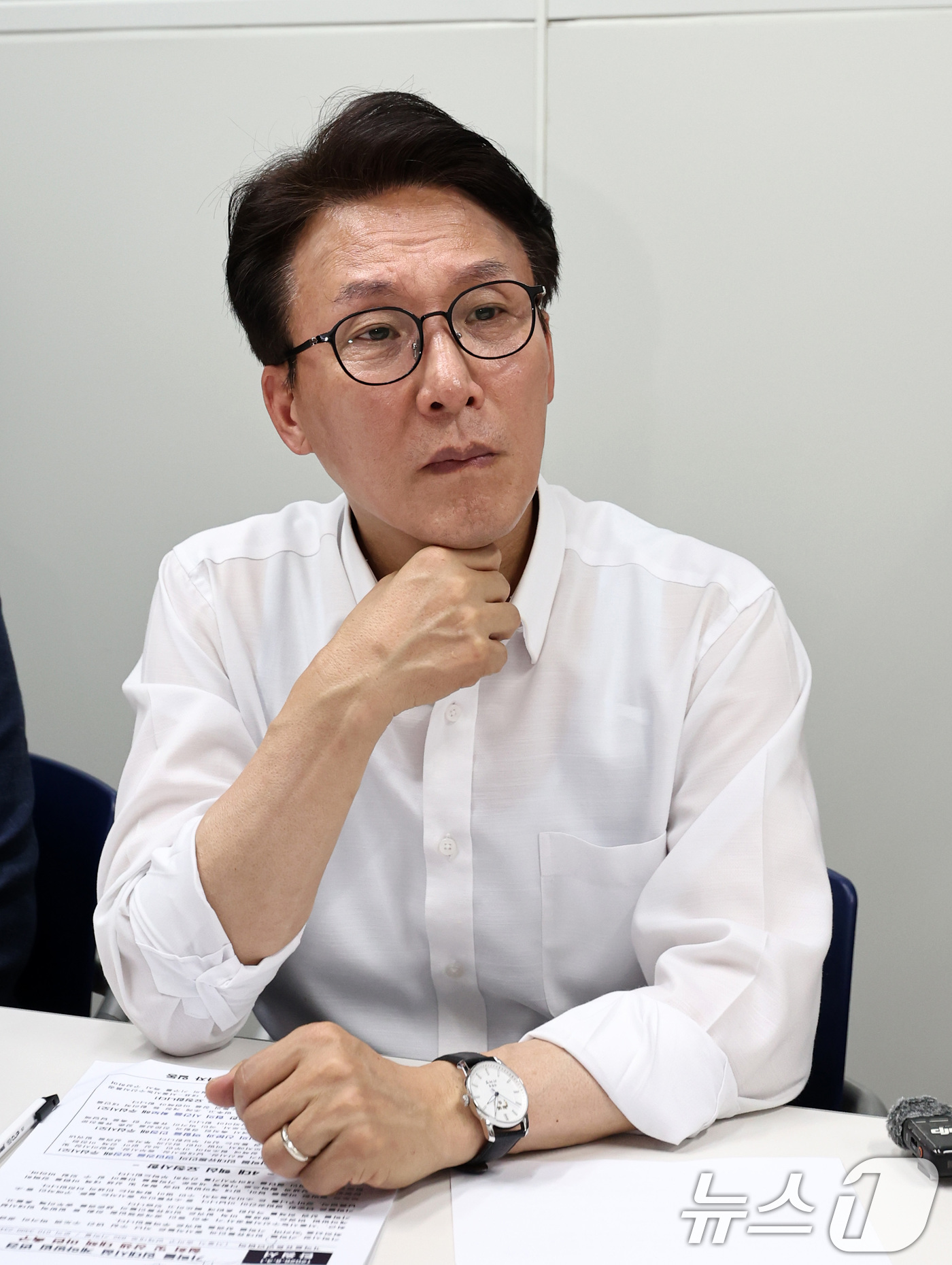 (서울=뉴스1) 최지환 기자 = 김민석 더불어민주당 당대표 후보가 11일 오후 서울 서울 송파구 가락몰을 찾아 상인들과 간담회를 하고 있다. 2026.8.11/뉴스1