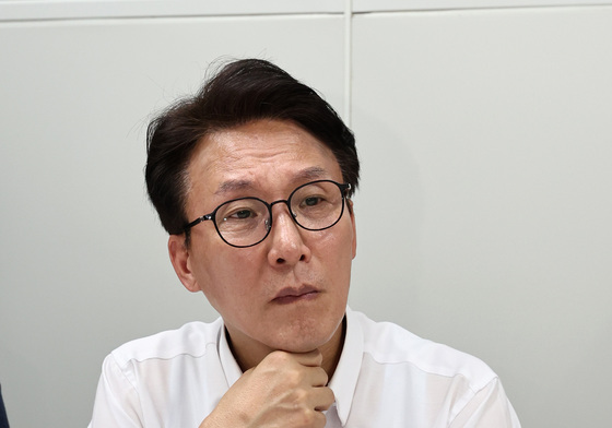 상인 발언 경청하는 김민석 민주당 당대표 후보