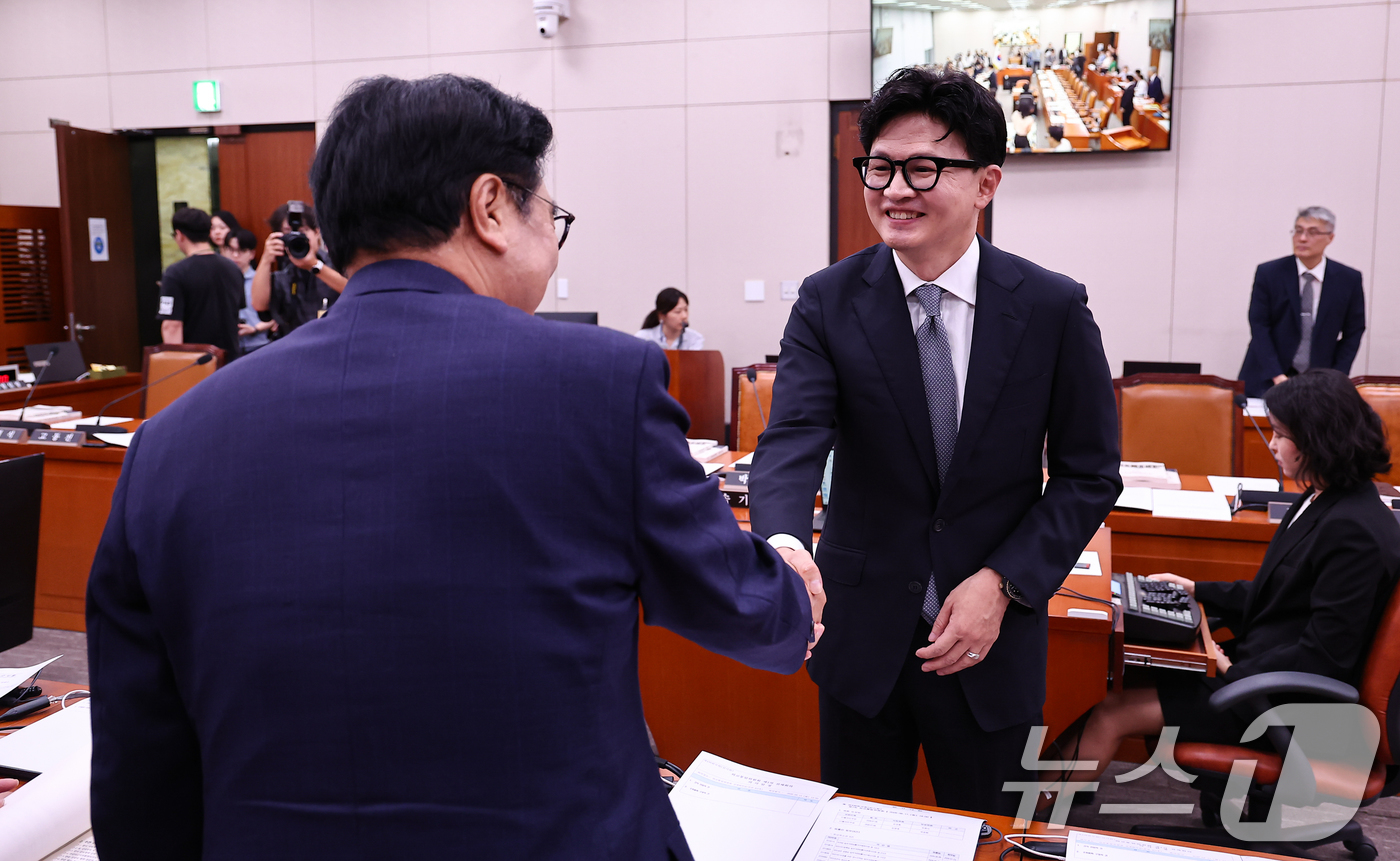 (서울=뉴스1) 김도우 기자 = 한동훈 무소속 의원과 우원식 더불어민주당 의원이 11일 서울 여의도 국회에서 열린 외교통일위원회 전체회의에서 인사를 나누고 있다. 2026.8.11 …
