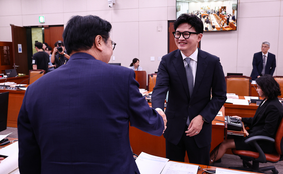 우원식 의원과 인사 나누는 한동훈 의원