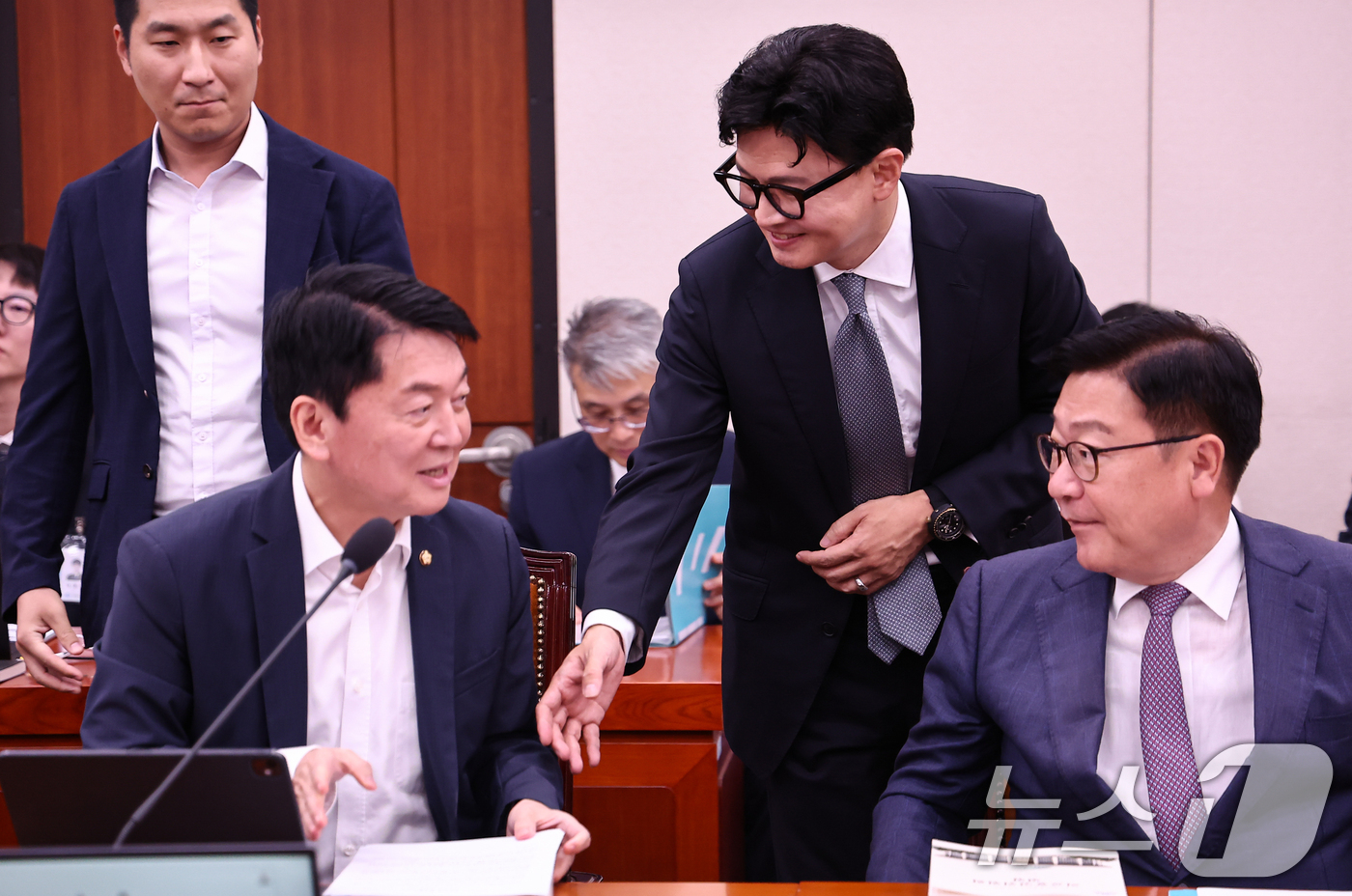 (서울=뉴스1) 김도우 기자 = 한동훈 무소속 의원과 안철수 국민의힘 의원이 11일 서울 여의도 국회에서 열린 외교통일위원회 전체회의에서 인사를 나누고 있다. 2026.8.11/뉴 …