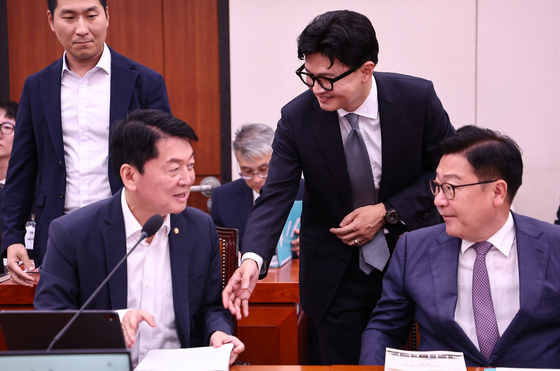 안철수 의원과 인사 나누는 한동훈 의원