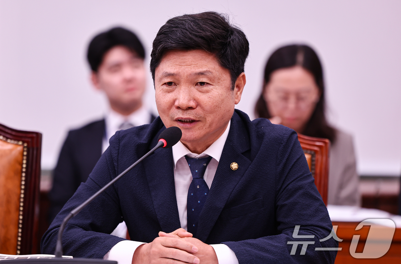 (서울=뉴스1) 김도우 기자 = 11일 서울 여의도 국회에서 열린 외교통일위원회 전체회의에서 여당 간사로 선임된 홍기원 더불어민주당 의원이 인사말을 하고 있다. 2026.8.11/ …