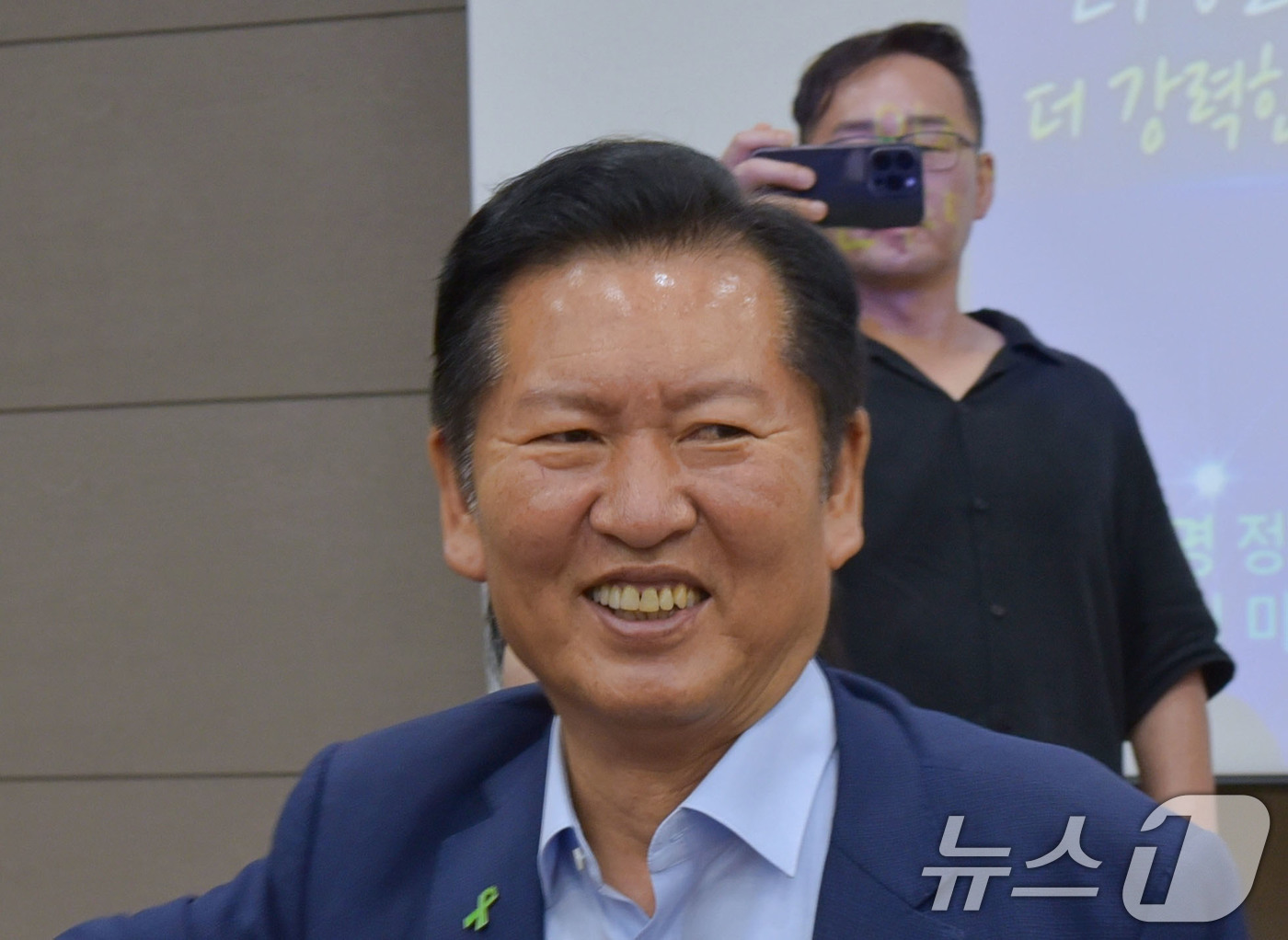 (광양=뉴스1) 김성준 기자 = 정청래 더불어민주당 당대표 후보가 11일 전남광주 광양시 성황체육관에서 특별 강연 전 미소를 짓고 있다.  2026.8.11/뉴스1