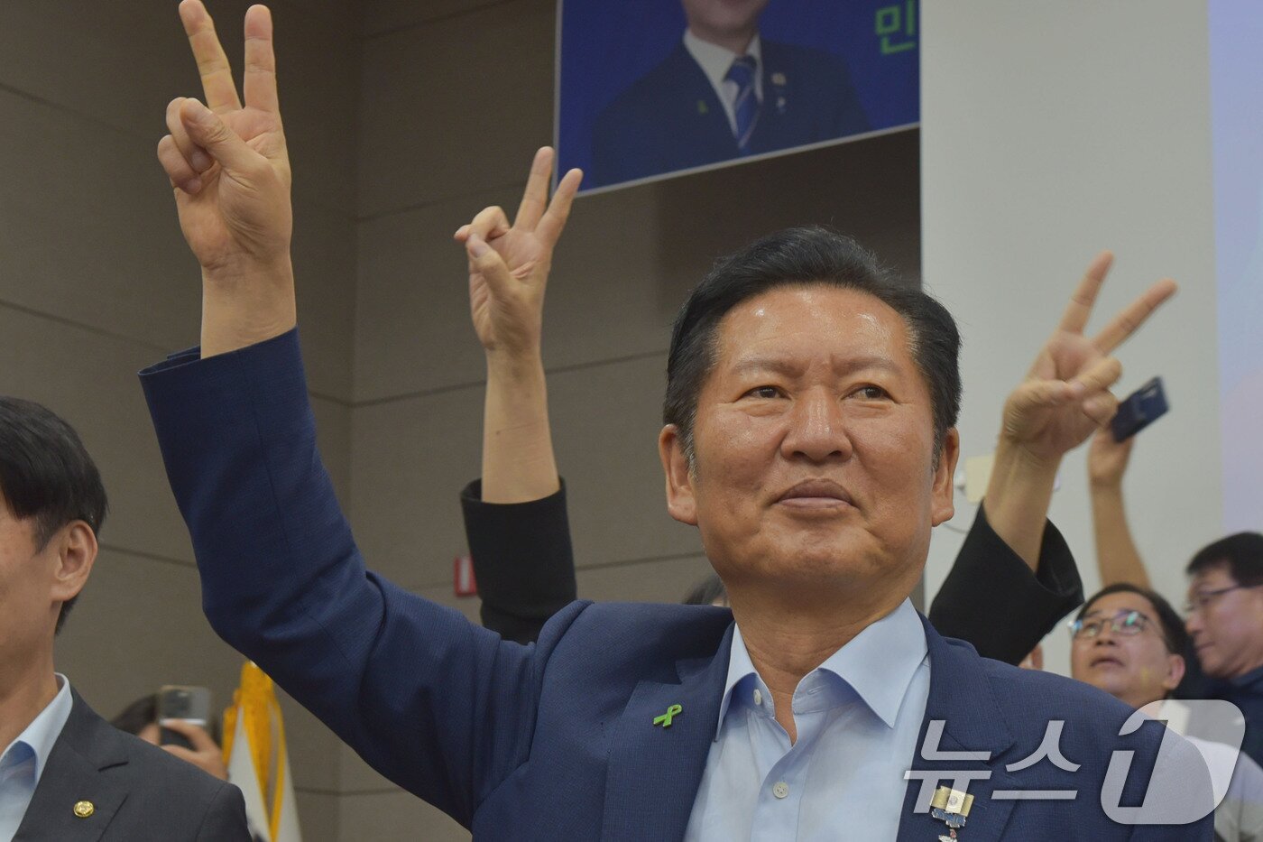 본문 이미지 - 정청래 더불어민주당 당대표 후보가 11일 전남광주 광양시 성황체육관에서 특별 강연 전 지지자들 연호에 기호 2를 들어 인사하고 있다. 2026.8.11 ⓒ 뉴스1 김성준 기자