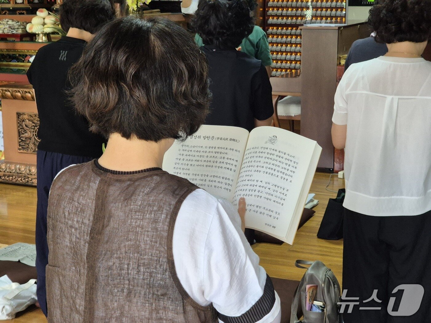 본문 이미지 - 11일 울산 남구 정토사에서 학부모들이 2027학년도 대학수학능력시험을 100일 앞두고 학업성취 발원문을 읽고 있다. 2026.8.11 ⓒ 뉴스1 박정현 기자